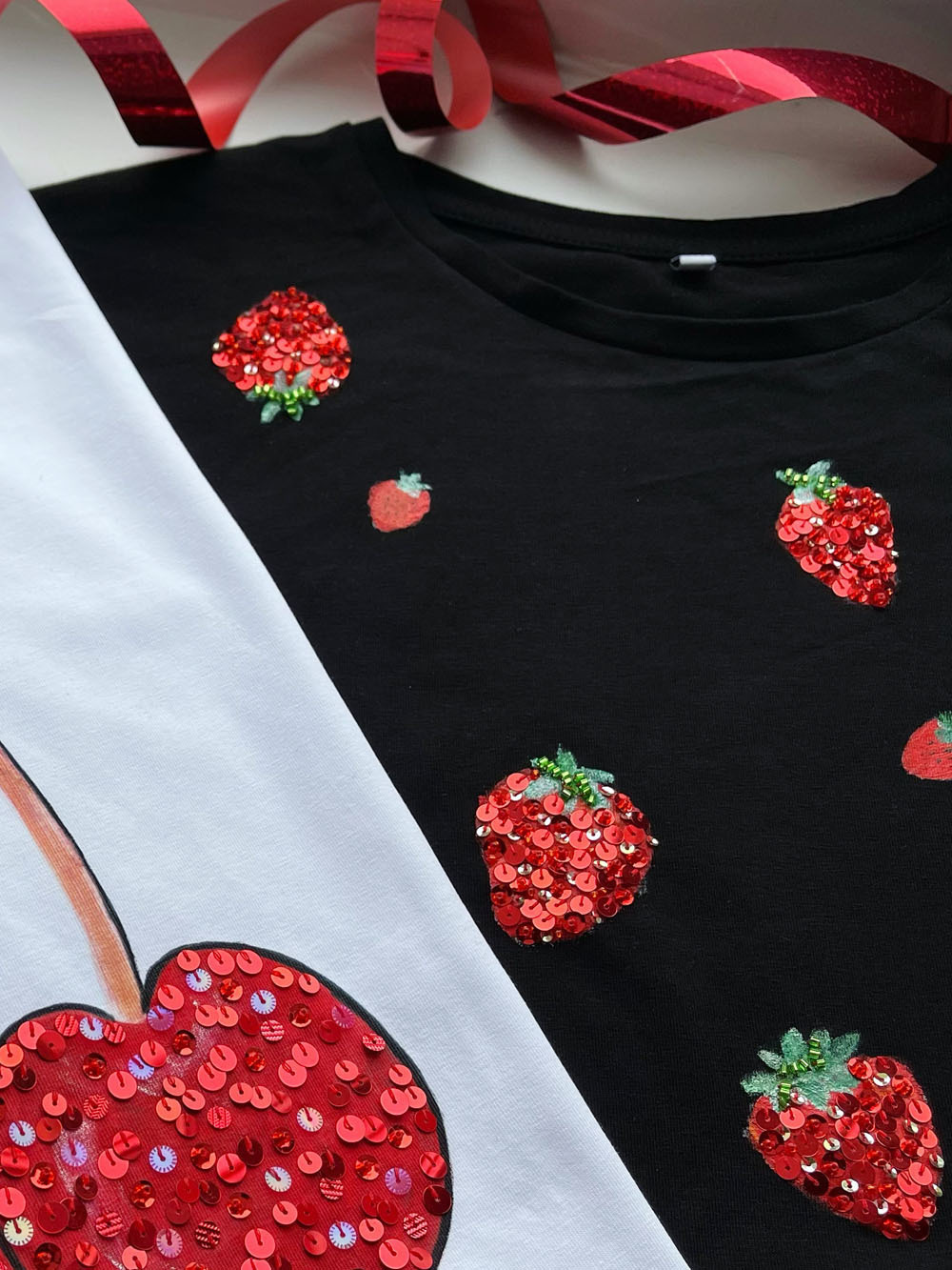 Чёрная футболка с клубниками