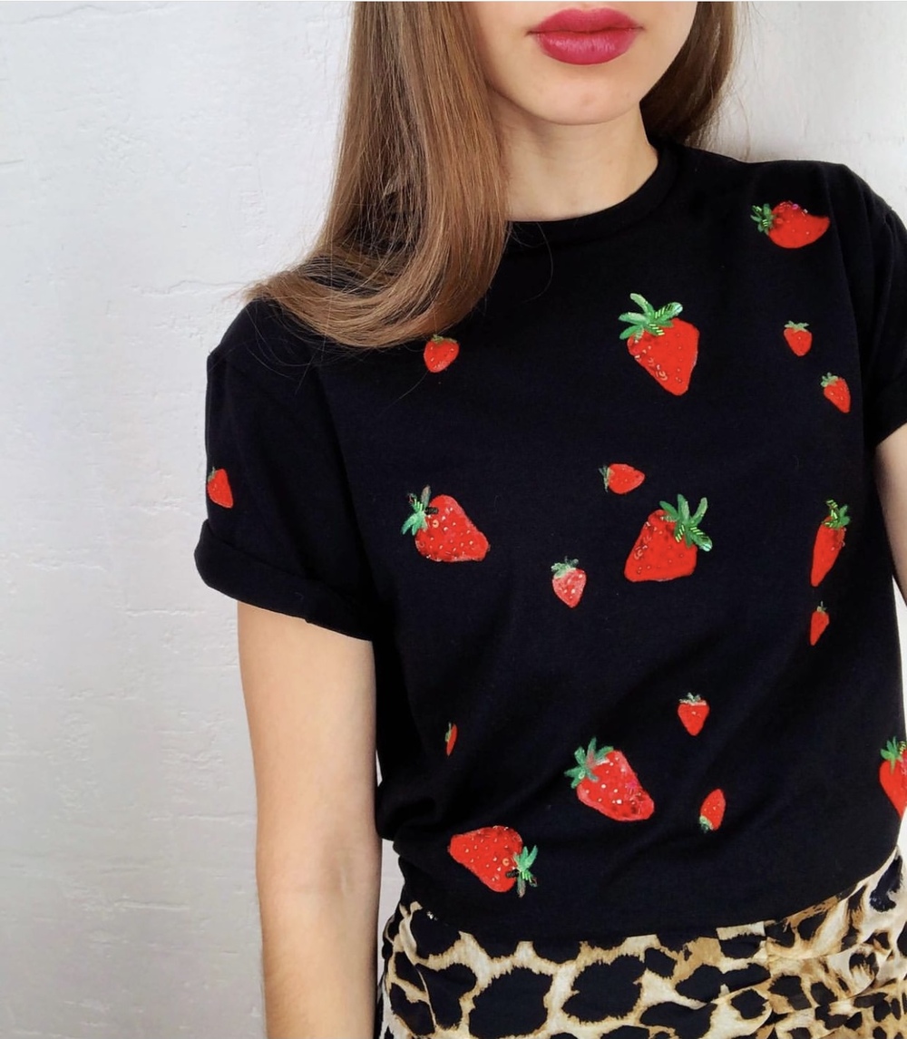 Чёрная футболка с клубниками