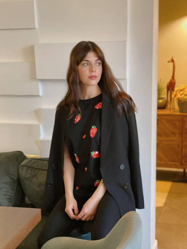 Чёрная футболка с клубниками