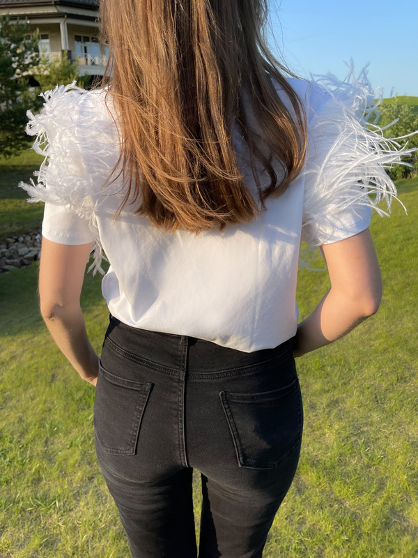 Футболка c белыми перьями