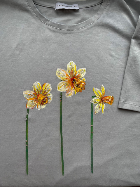 Футболка нарциссы на пепельном