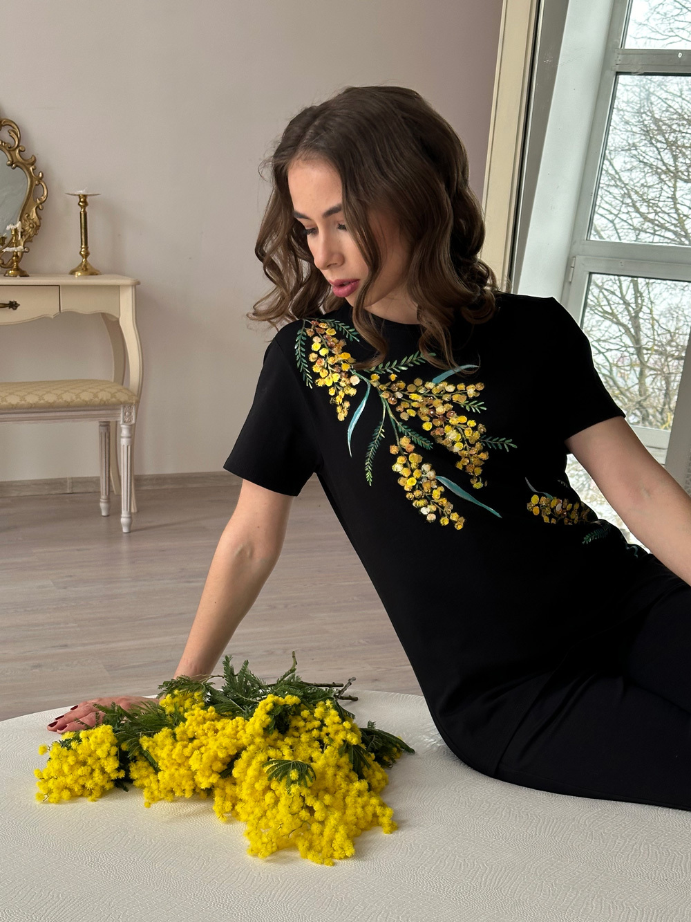 Футболка мимоза на черном