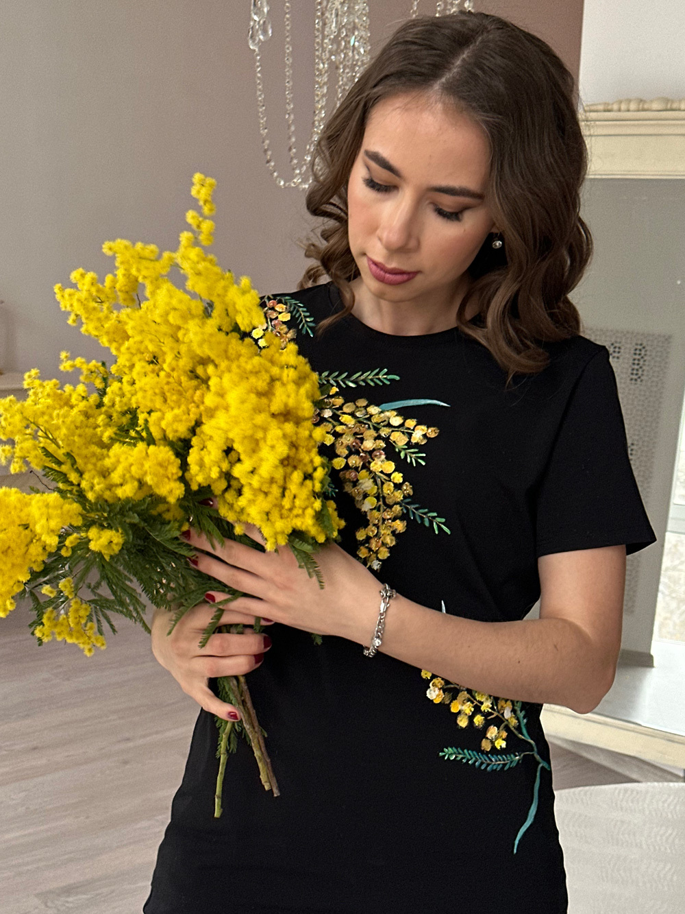 Футболка мимоза на черном