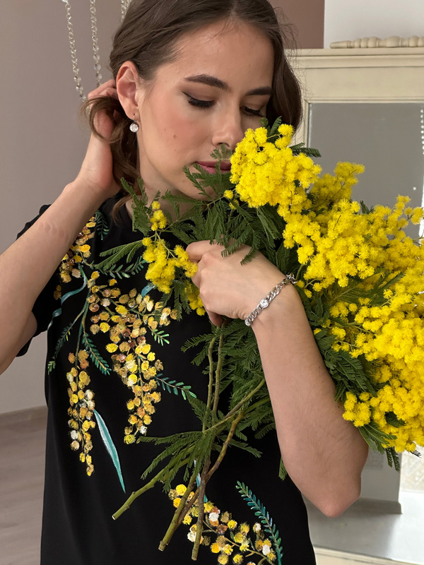 Футболка мимоза на черном