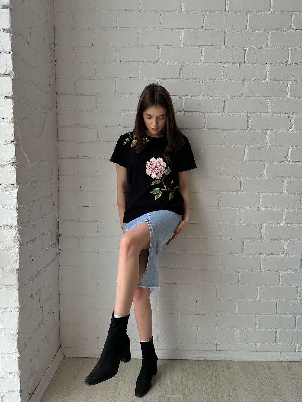 Футболка магнолия на черном
