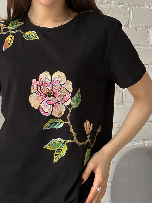 Футболка магнолия на черном