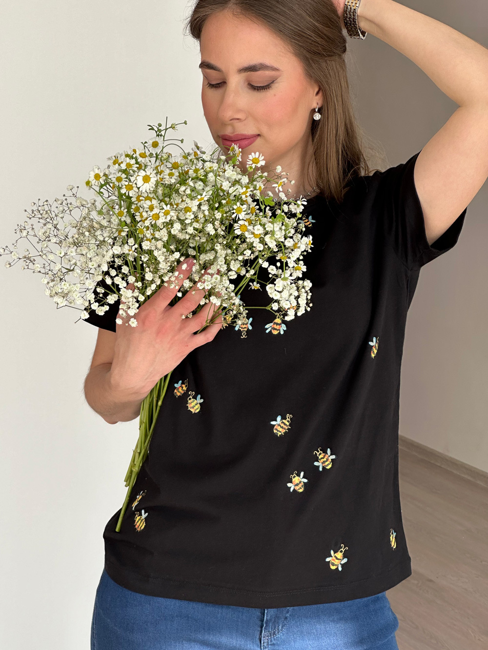 Футболка с пчелками черная
