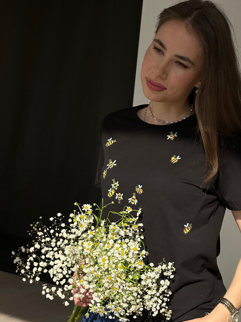 Футболка с пчелками черная