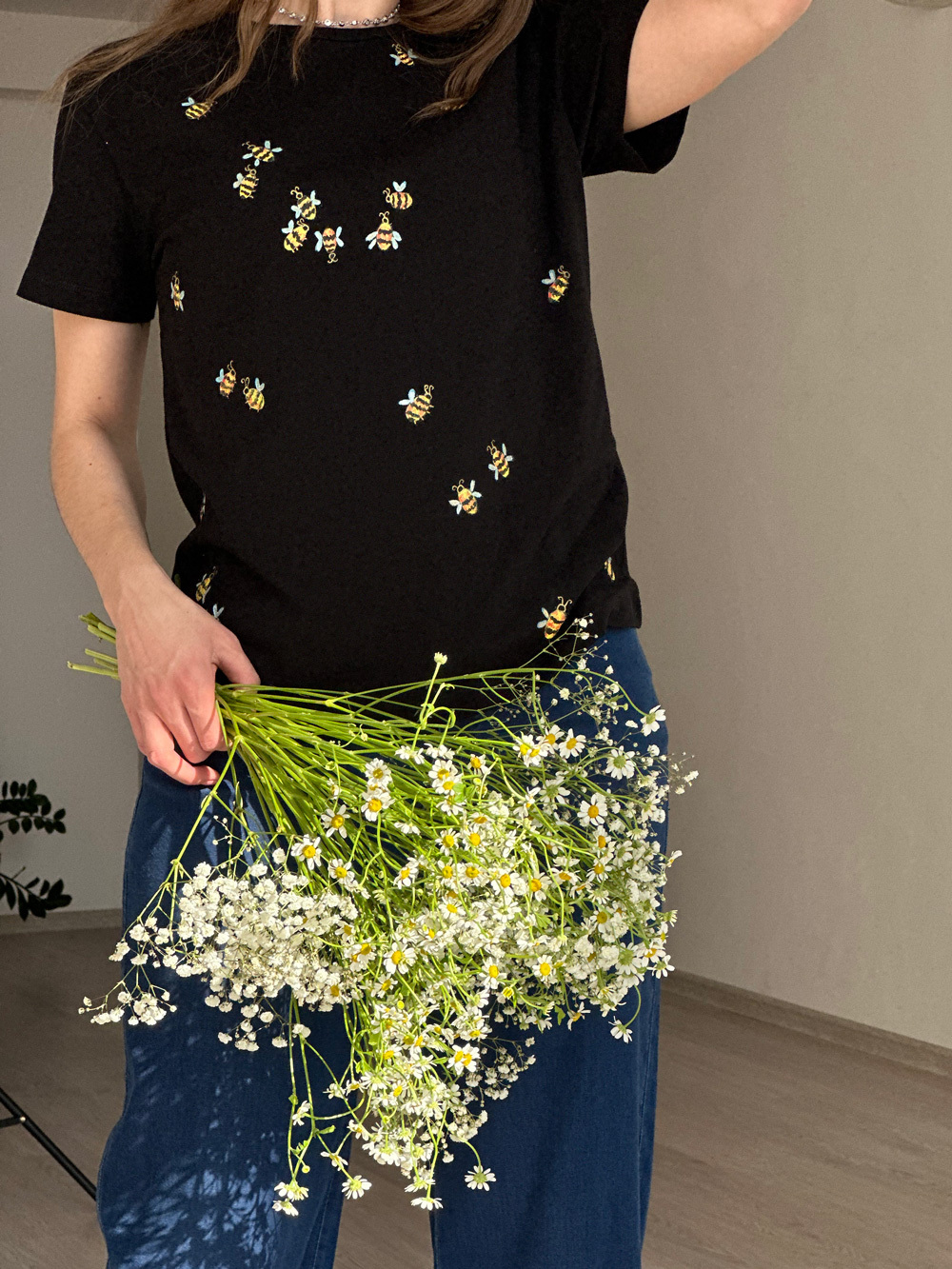 Футболка с пчелками черная