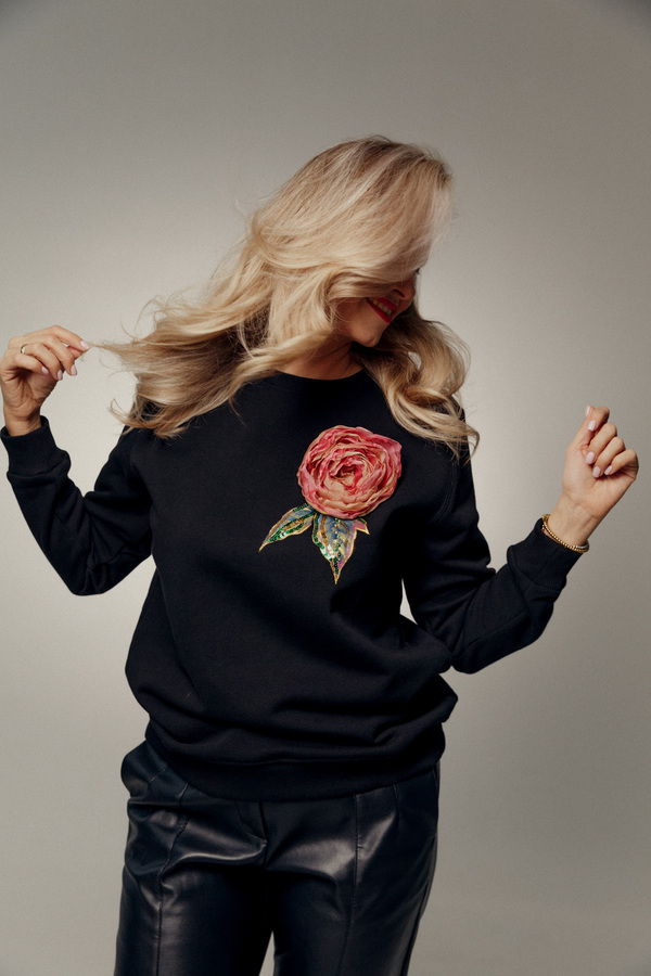 Свитшот с объемным пионом