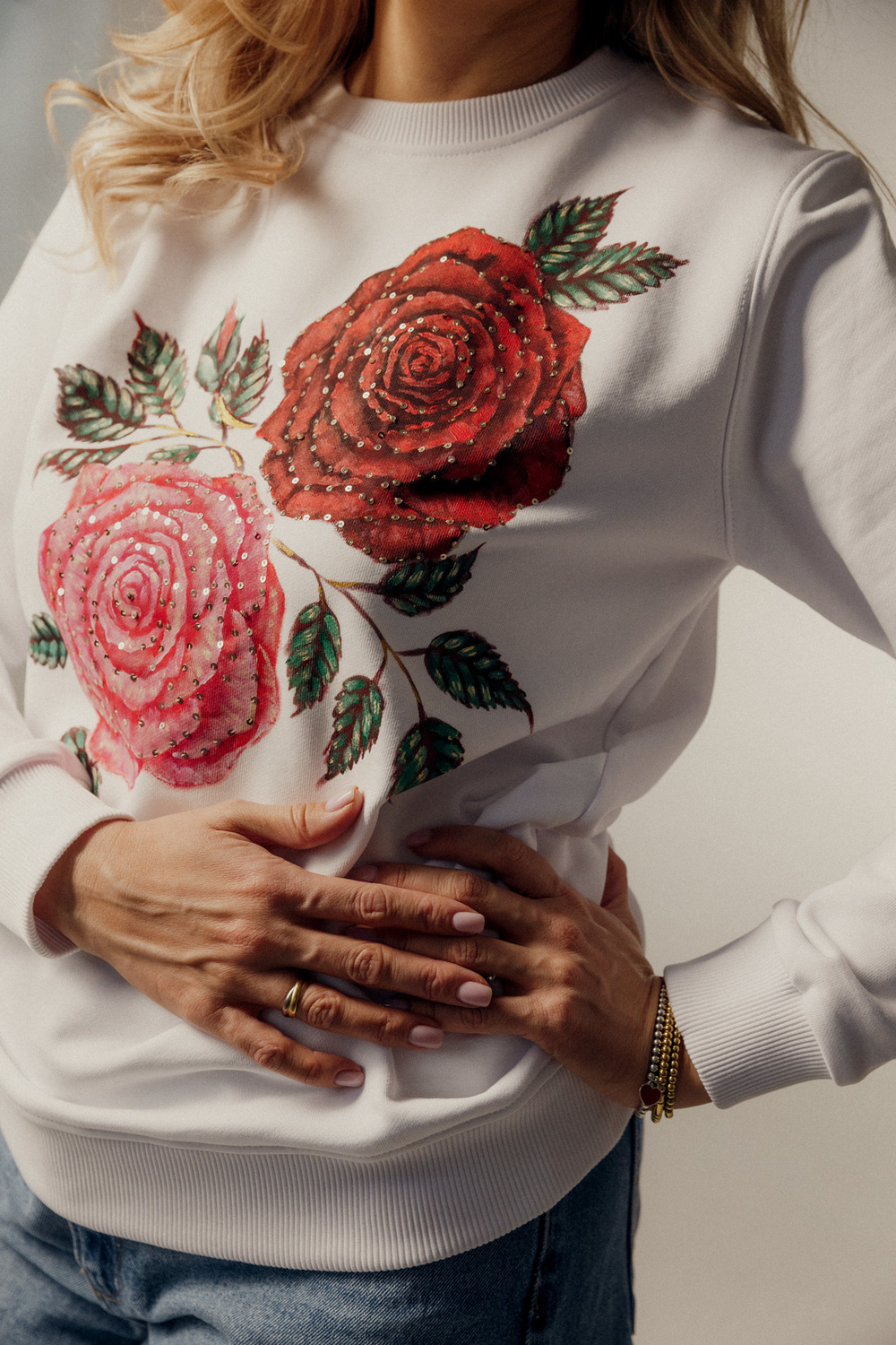 Свитшот розы на белом