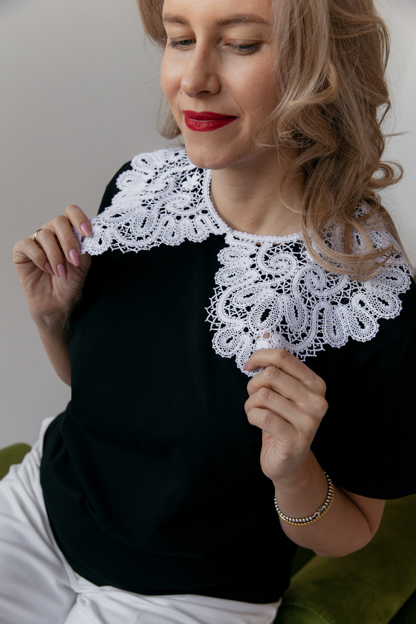Футболка с кружевным воротничком