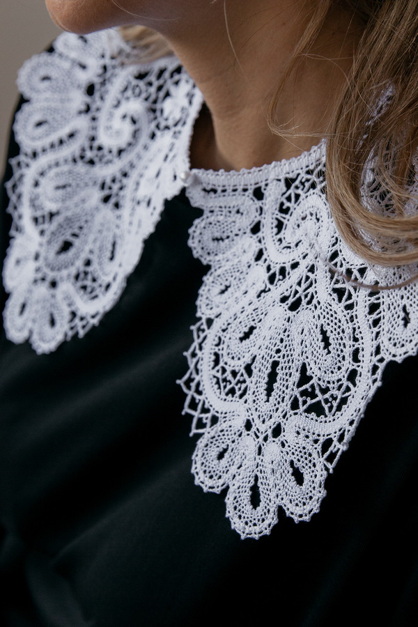 Футболка с кружевным воротничком