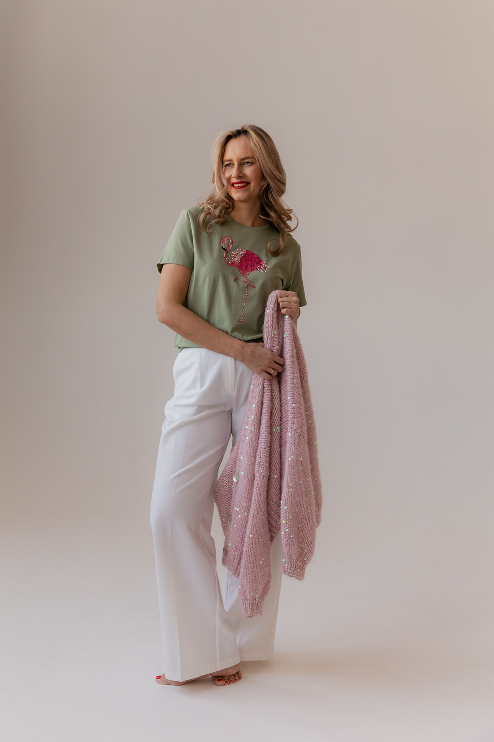 Футболка с фламинго оливковая