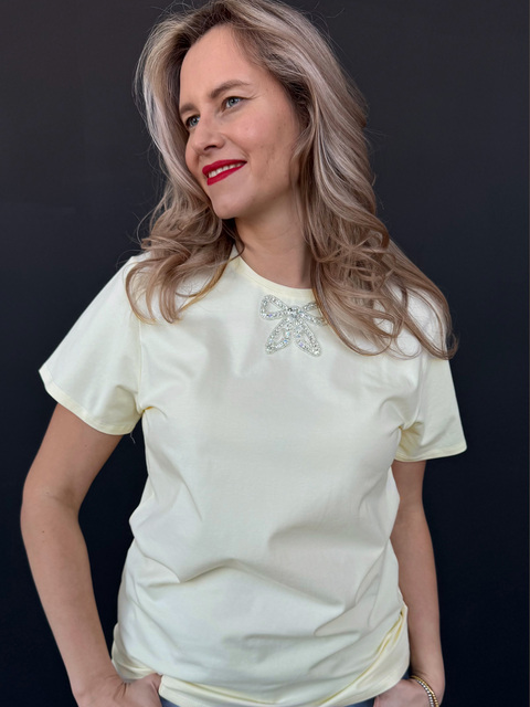 Футболка с бантиком сливочная