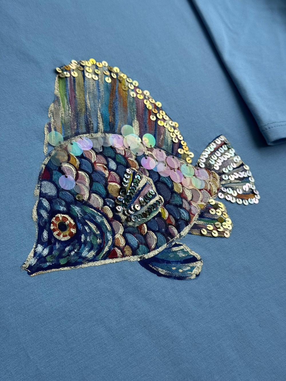 Футболка с рыбкой небесная