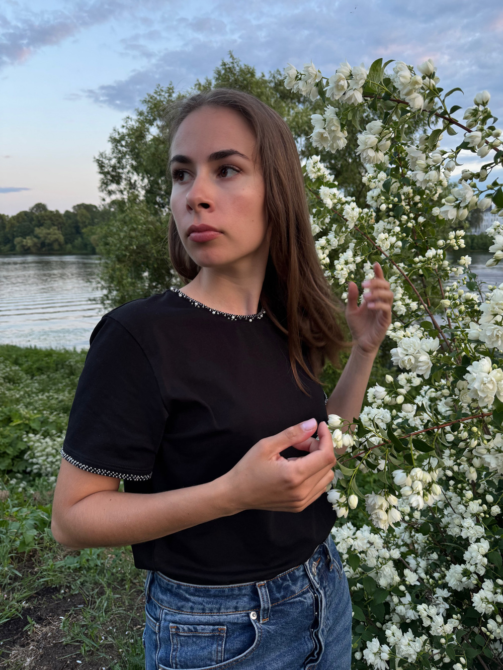 Футболка с бисером черная