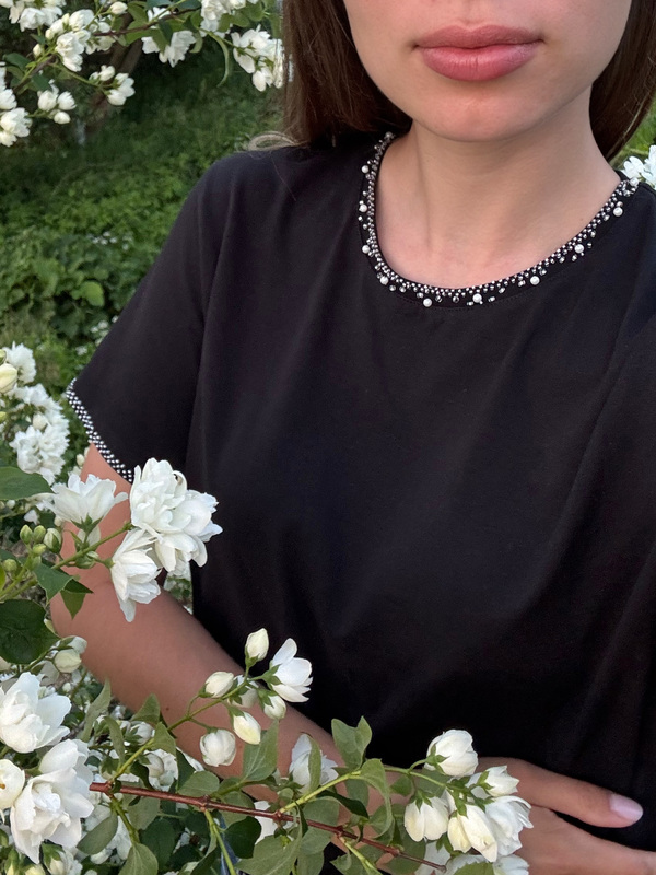 Футболка с бисером черная