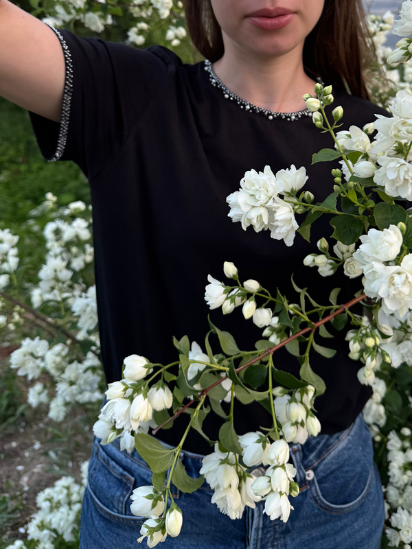 Футболка с бисером черная