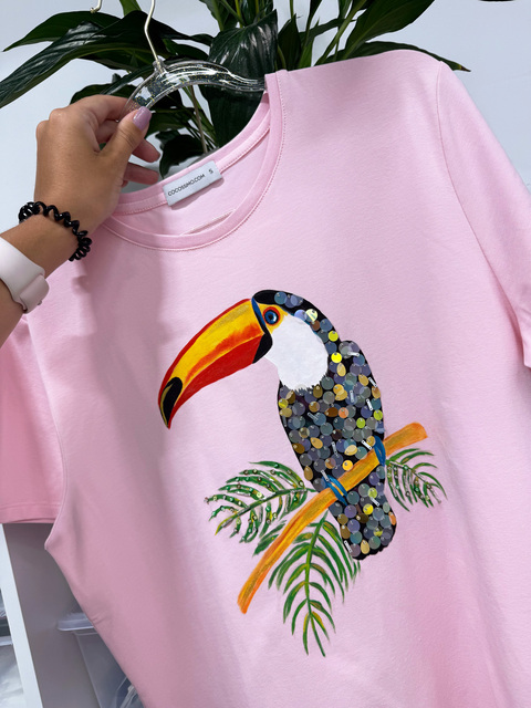 Футболка розовая с туканом