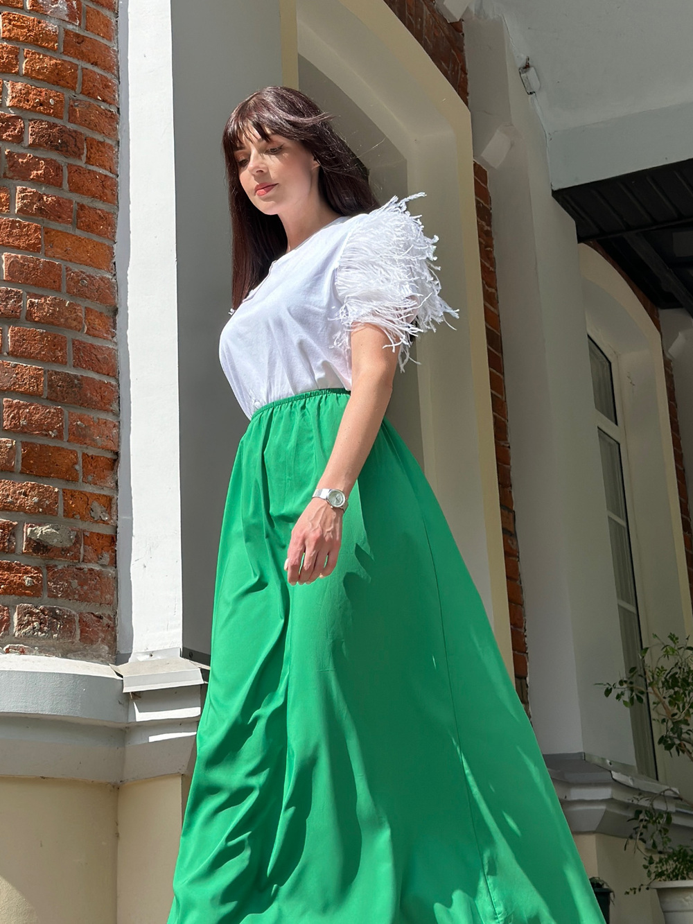 Футболка c белыми перьями