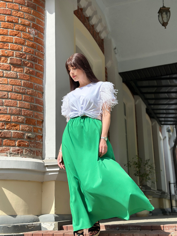 Футболка c белыми перьями