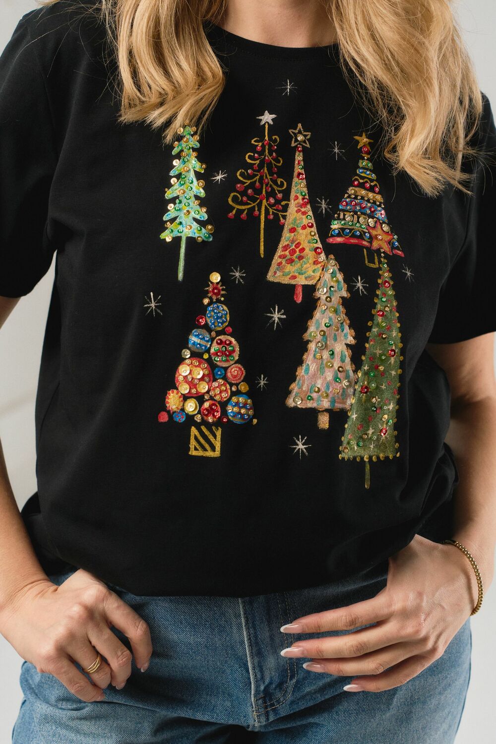 Футболка новогодними ёлки черная