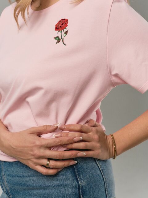 Роза на розовом