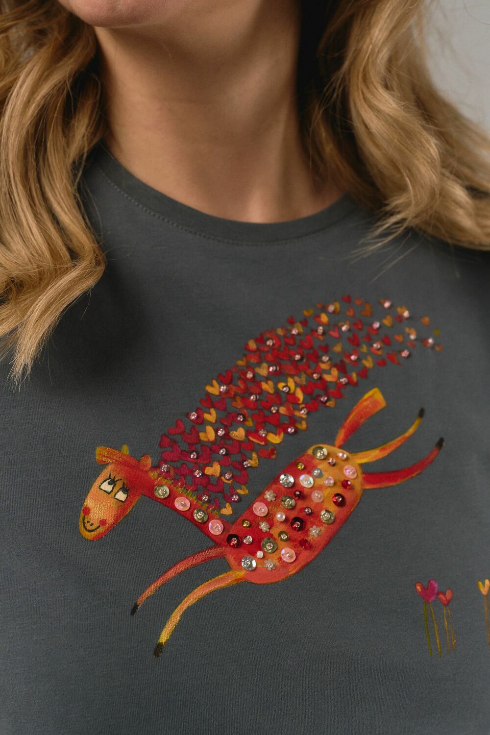 Футболка влюбленная лошадка в оттенке графит