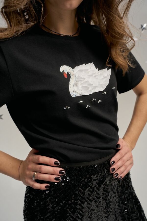 Лебедь на черном