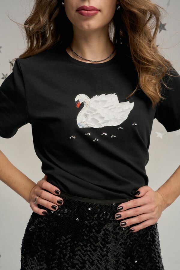 Лебедь на черном