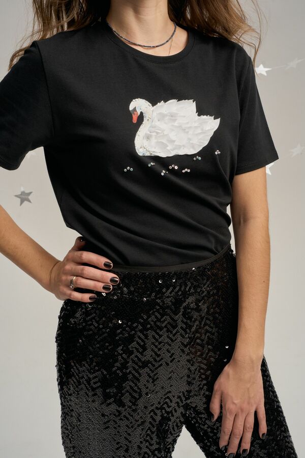 Лебедь на черном