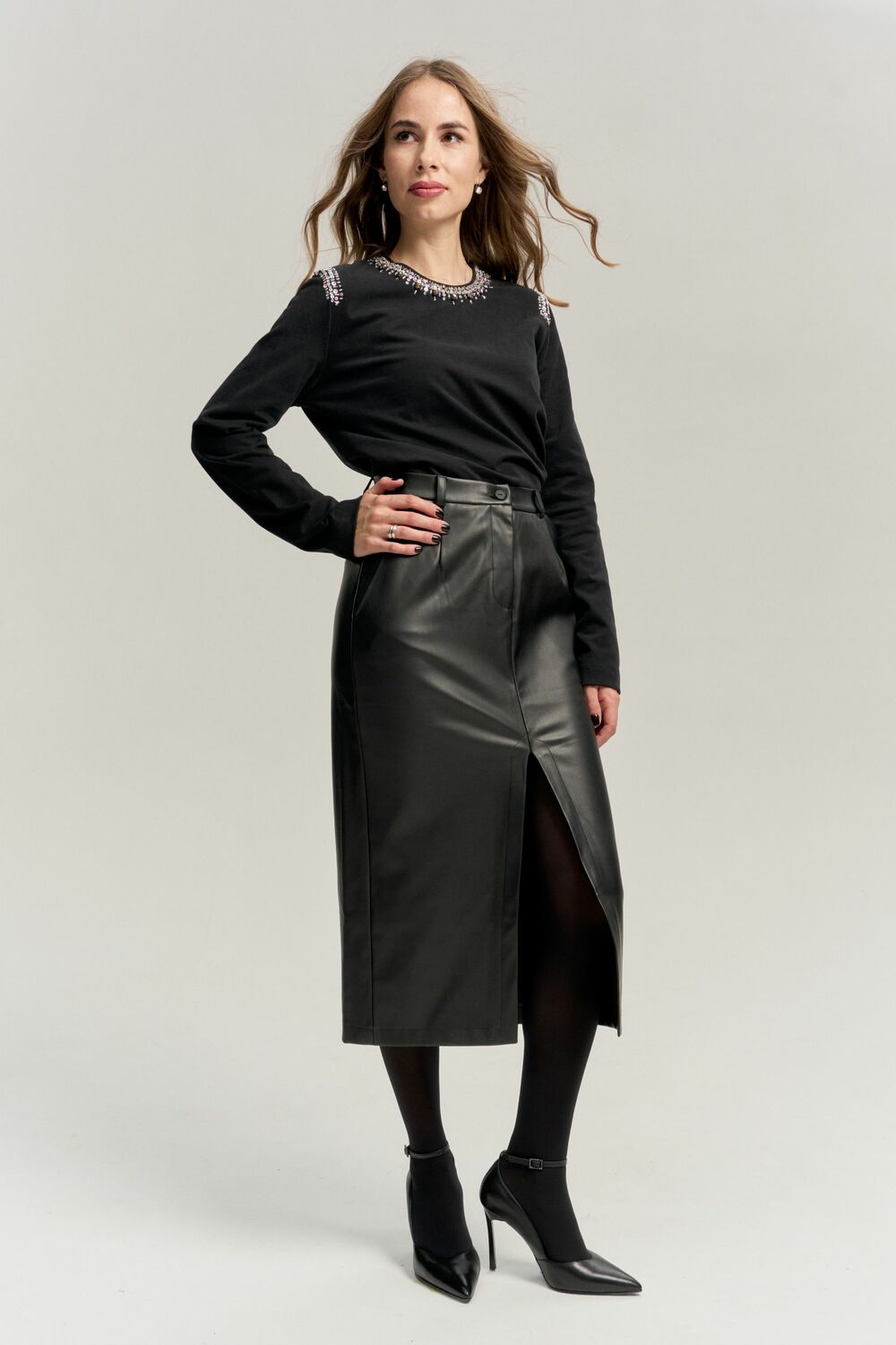 Лонгслив черный с вышивкой в стиле Chanel