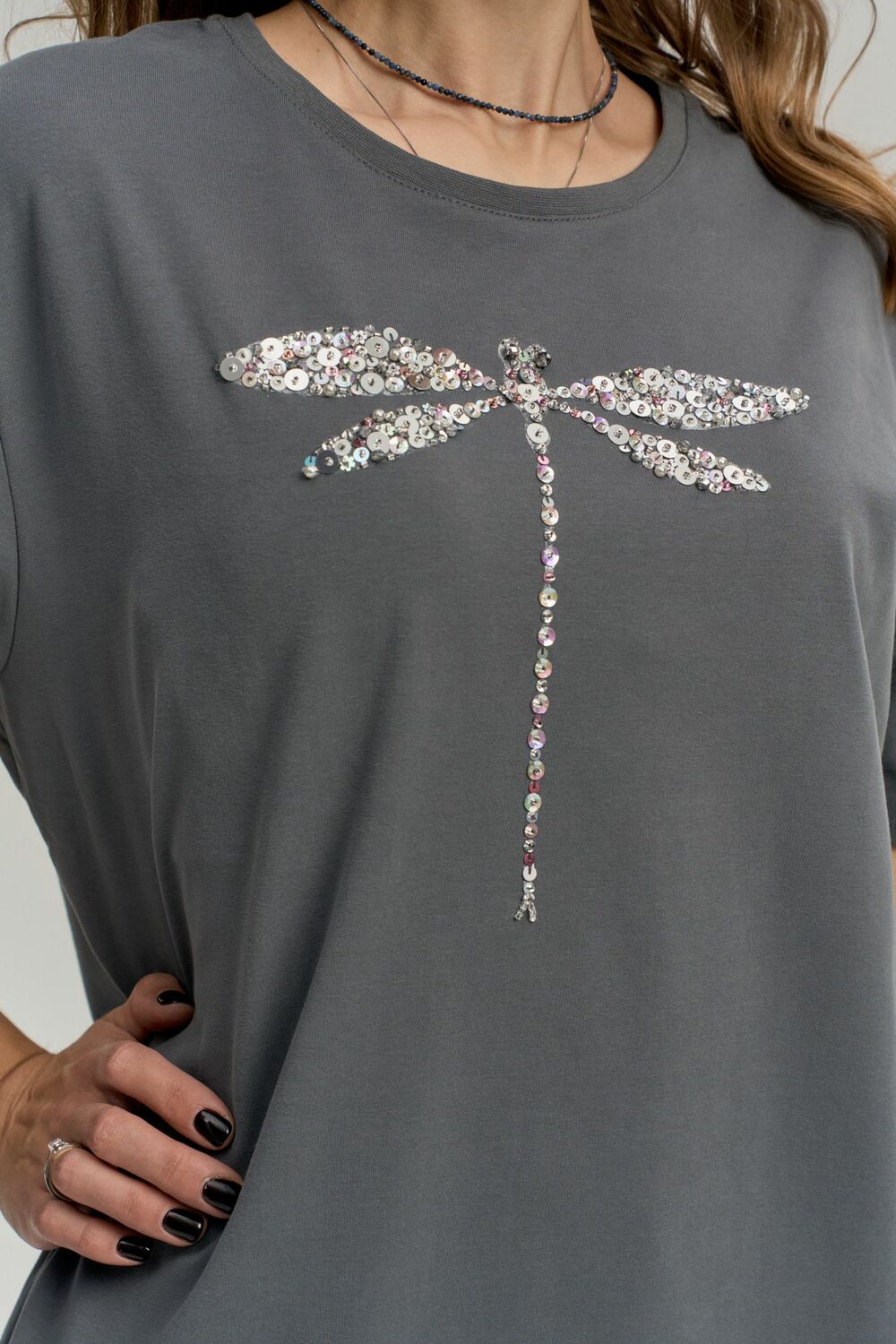 Футболка со стрекозой графитовая