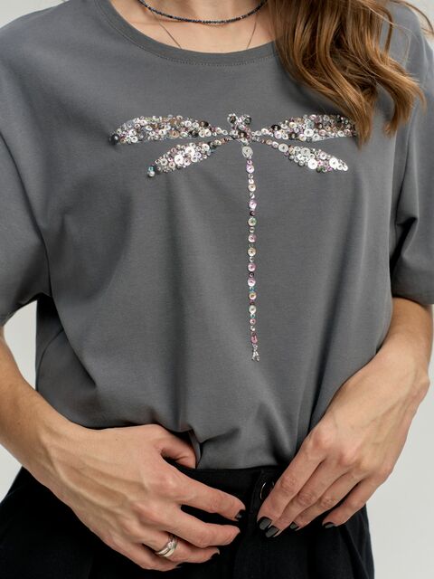Футболка со стрекозой графитовая