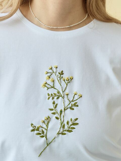 Футболка цветочной вышивкой мулине