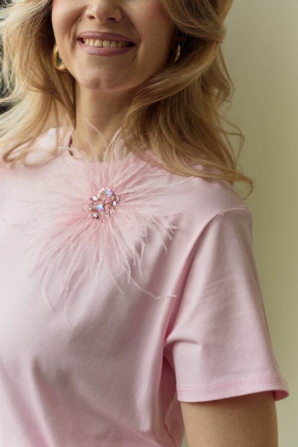 Розовая футболка с перьями