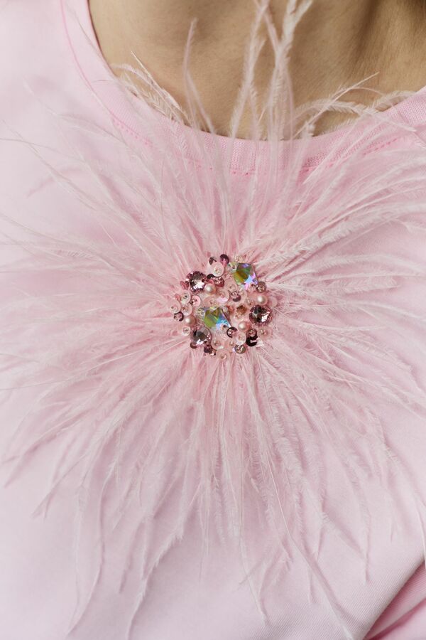 Розовая футболка с перьями