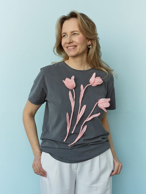 Футболка с тюльпанами графитовая