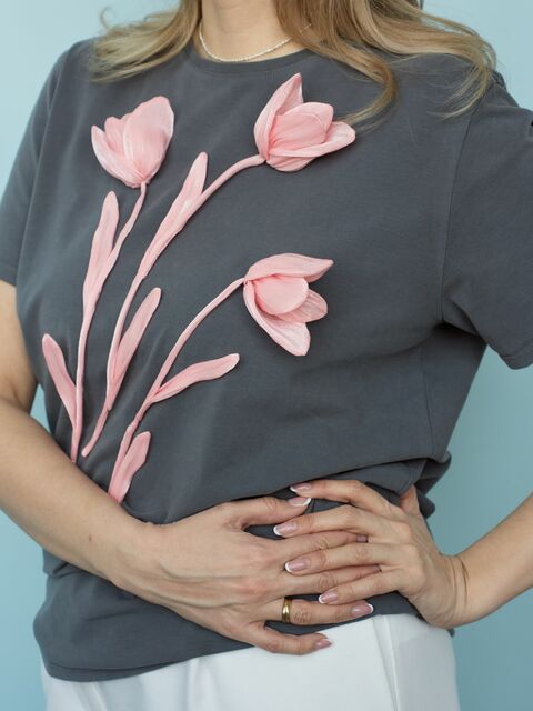 Футболка с тюльпанами графитовая