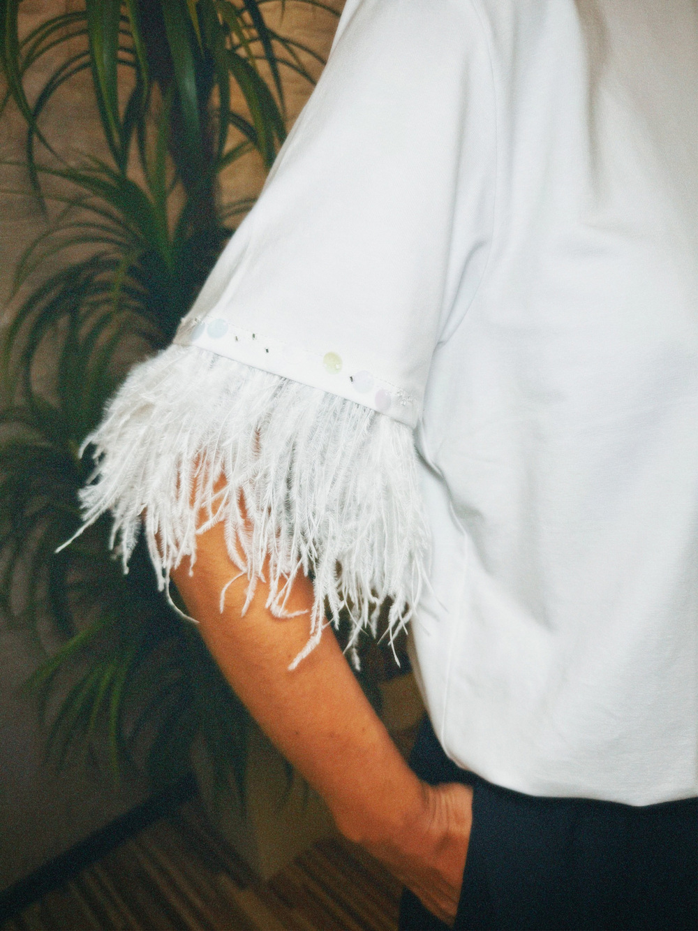 Футболка с перьями и пайетками на рукавах белая