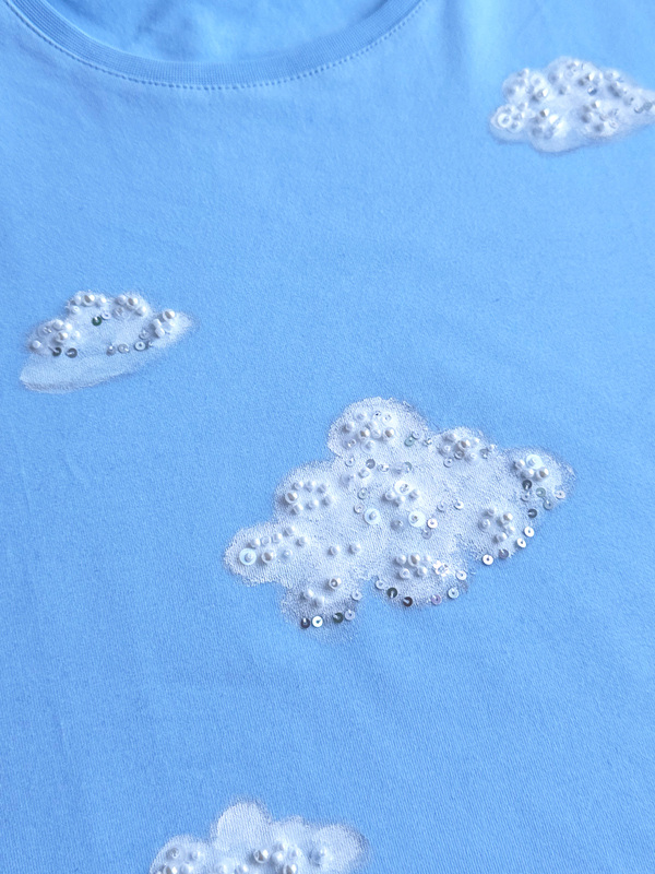 Футболка с облаками