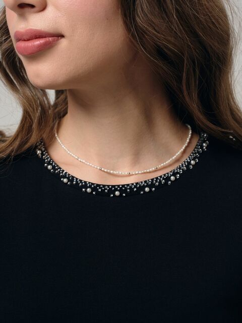 Футболка с бисером черная