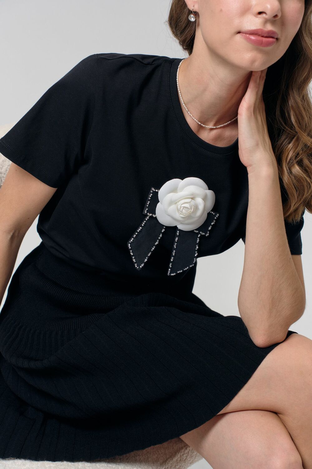 Футболка с камелией в стиле Chanel черная