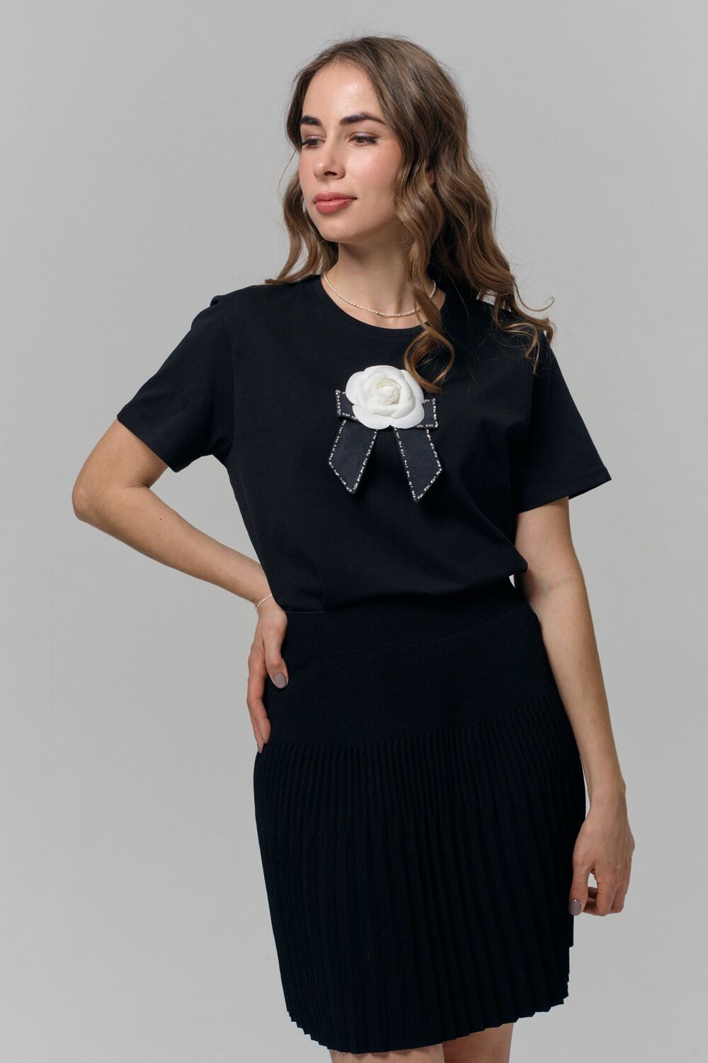 Футболка с камелией в стиле Chanel черная