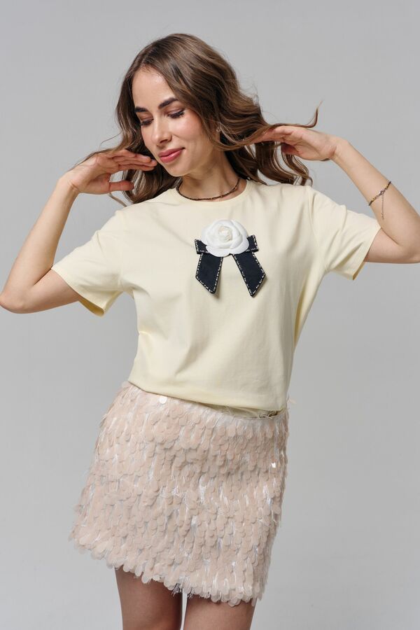 Футболка с камелией в стиле Chanel сливочная