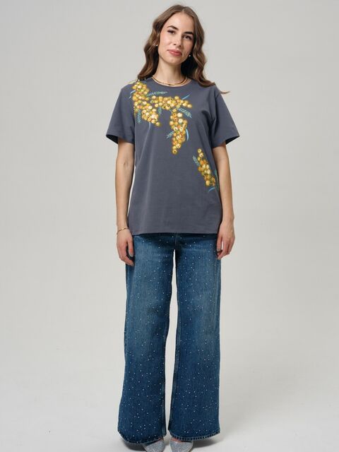 Футболка с мимозой графитовая