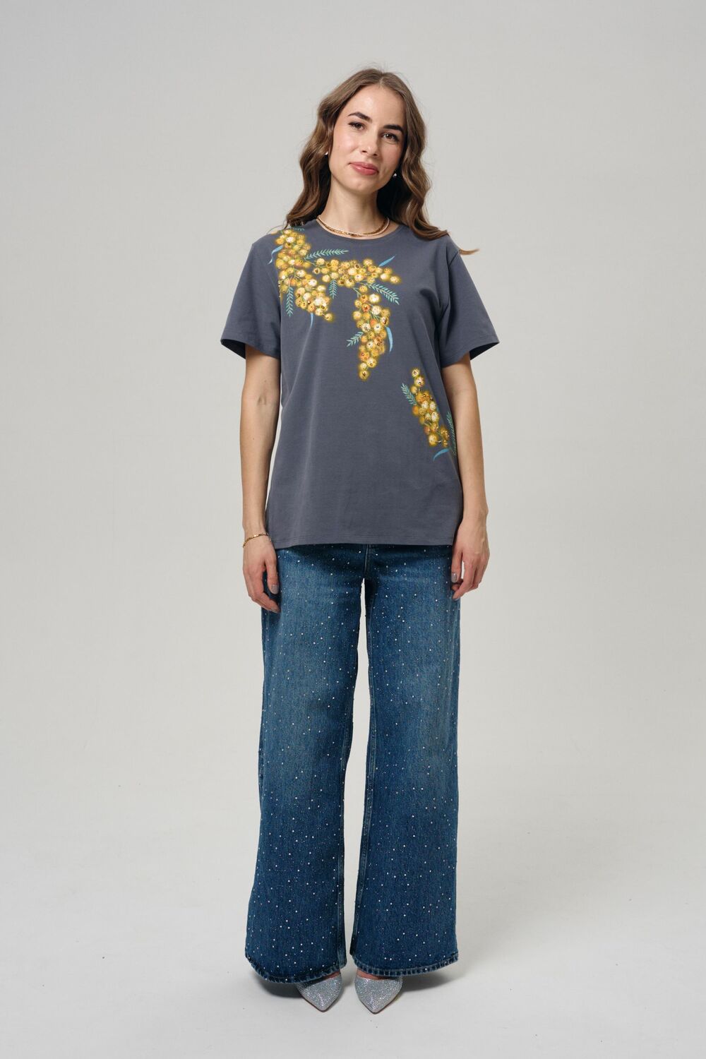 Футболка с мимозой графитовая