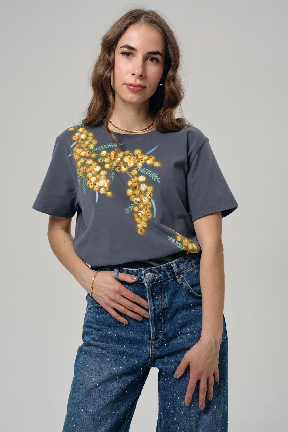 Футболка с мимозой графитовая