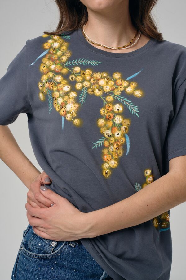 Футболка с мимозой графитовая